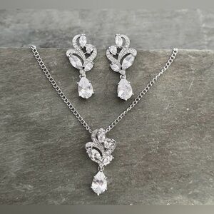 Elegant Silver Floral Necklace Set with Pear-Shaped Gemstones